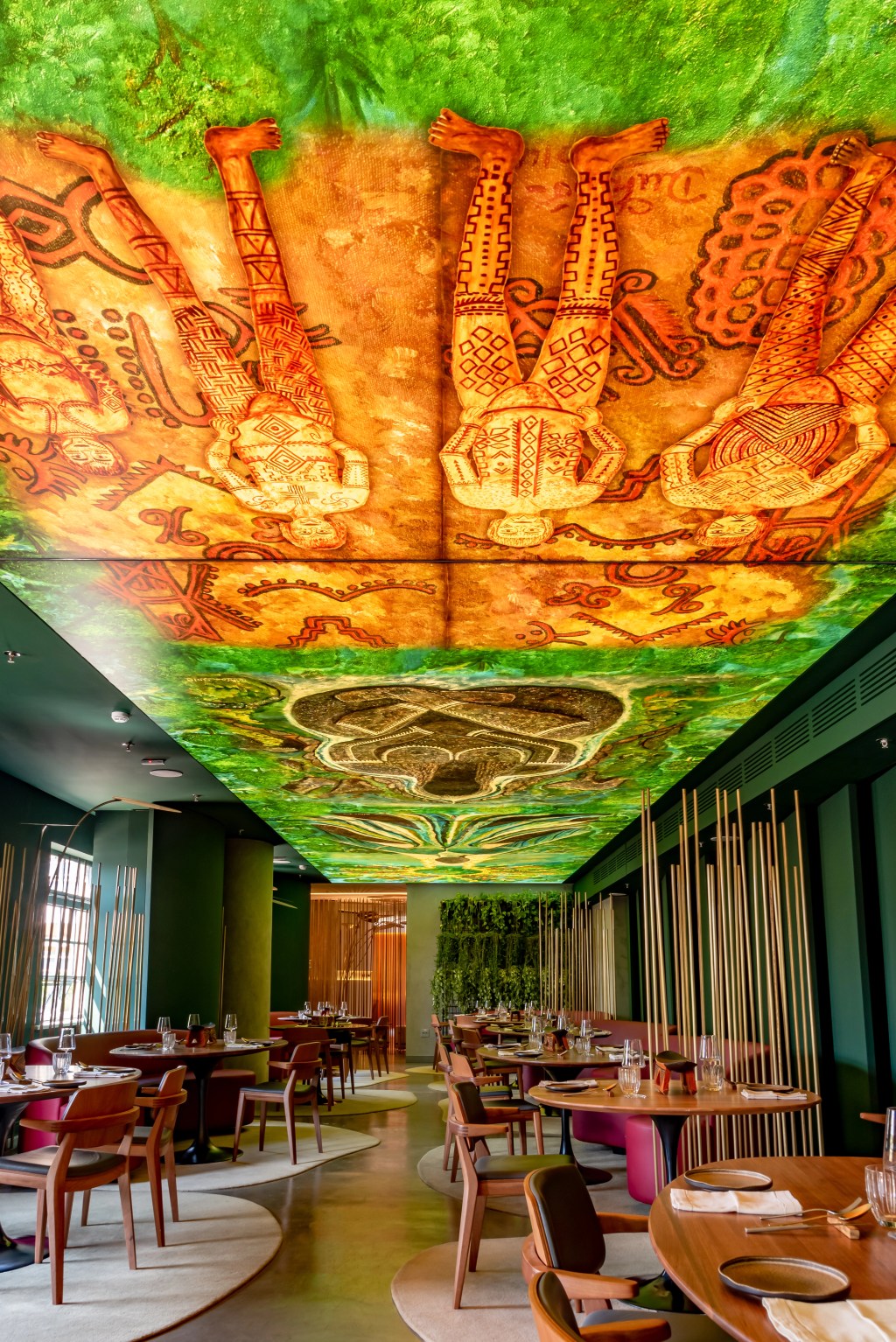 Restaurante no centro de SP recebe painel da artista indígena Duhigó