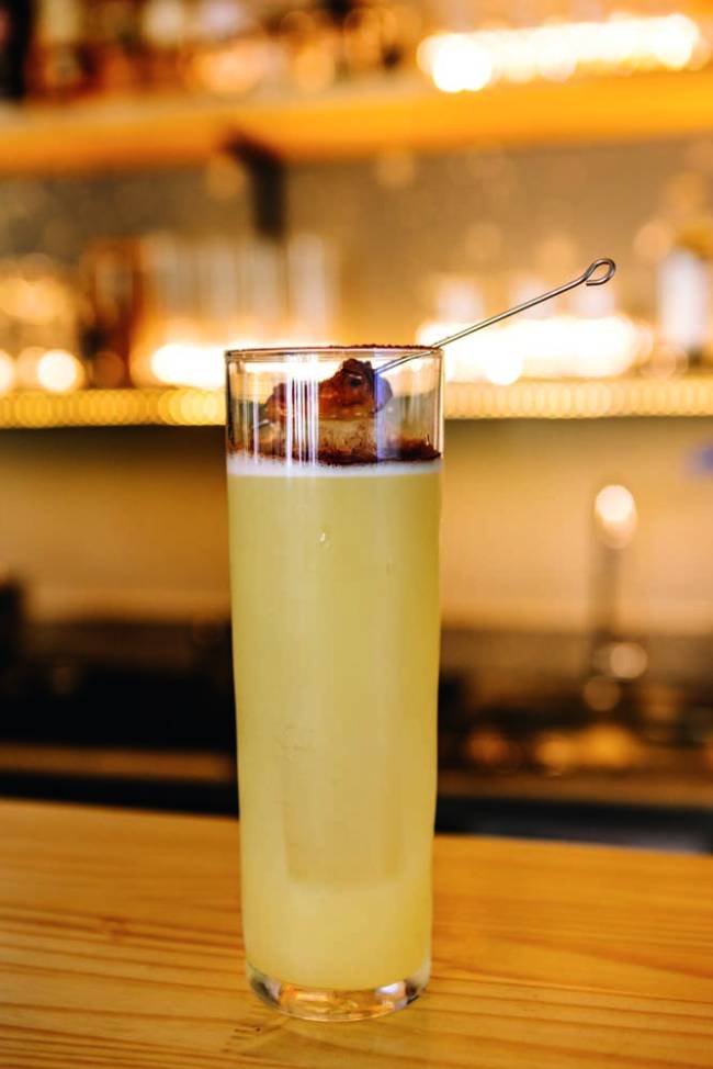Chuva de Caju Casa Meio do Céu Drink translúcido amarelo em copo alto