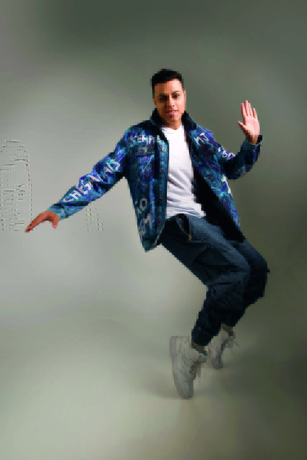 Rodrigo Teaser (Adriana Libini-Divulgação).jpg Rodrigo Teaser posa na ponta dos pés e veste camiseta branca com calça e jaqueta jeans.