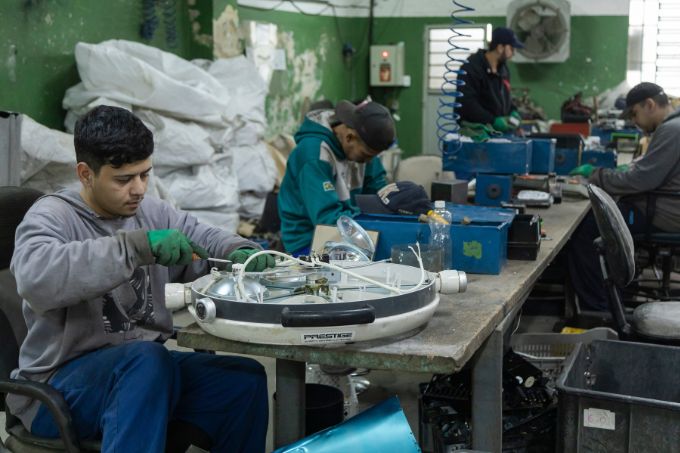 TVsjogadasLixoCooperados Cooperados da Coopermiti fazem o desmonte de todos os objetos descartados; cada peça, de um parafuso a uma parte metálica, é separada e levada para o destino correto