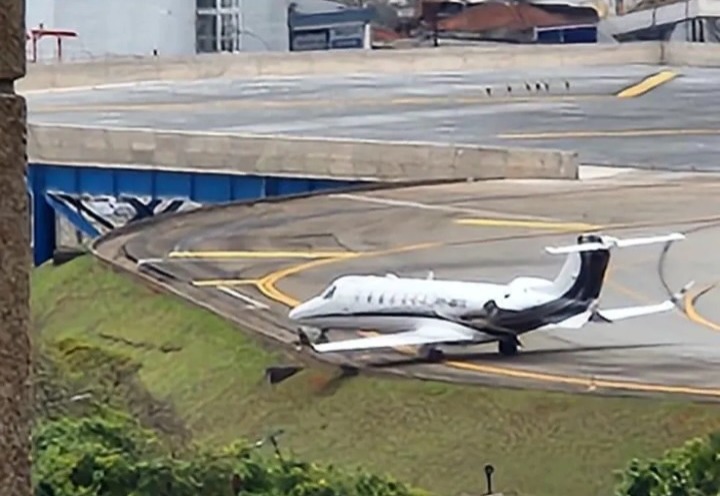 Foto de aeronave parada ao lado do barranco da pista, no Aeroporto de Congonhas.