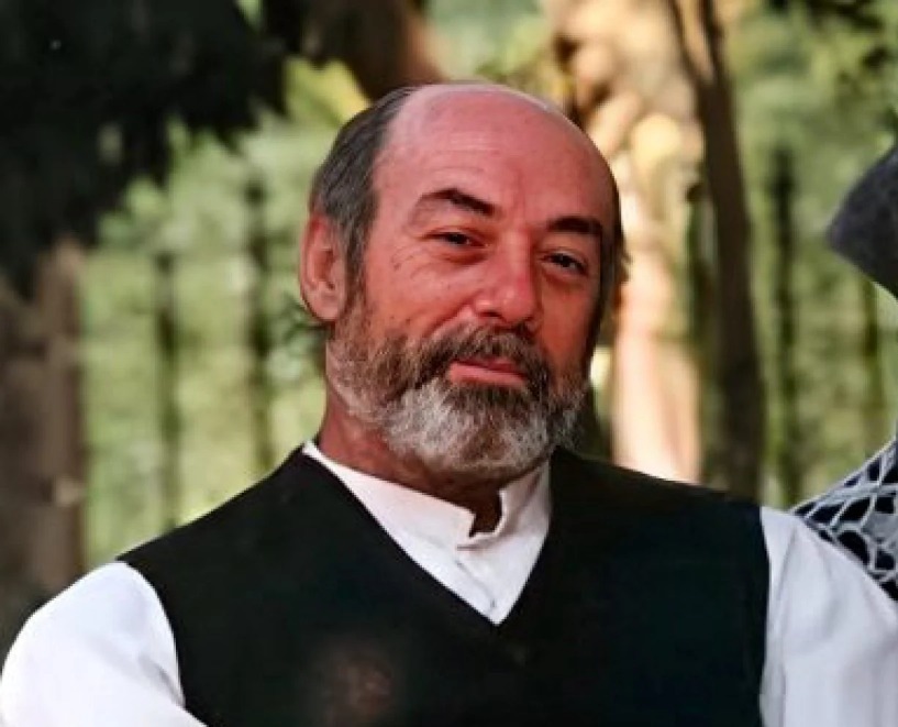 Foto de Mário César Camargo com barba e calvo, usando trajes de época