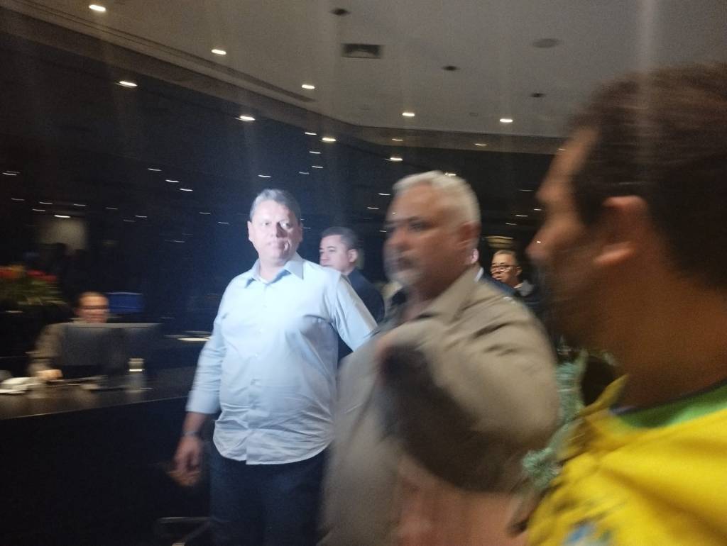 Tarcísio de Freitas chega a Hotel Sheraton, em São Paulo Tarcísio de Freitas chega a Hotel Sheraton, em São Paulo, onde comemora sua vitória.