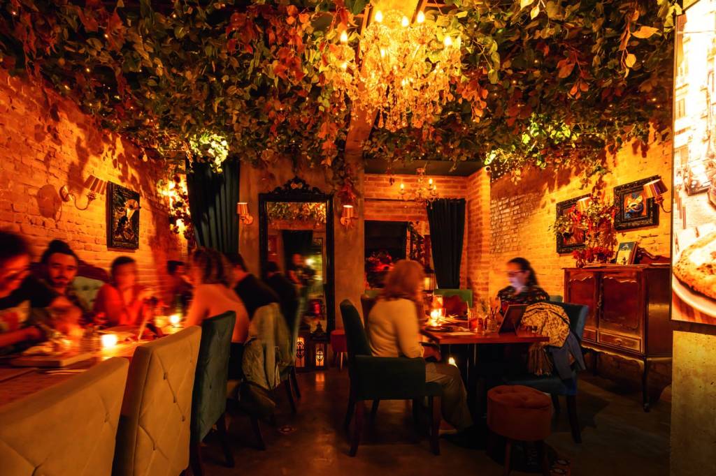 Ideal para petiscar pizzas e beber drinques, bar GattoFiga está maior