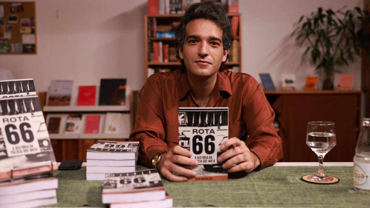 Humberto Carrão interpretando o jornalista Caco Barcellos em série "Rota 66" na Globoplay.