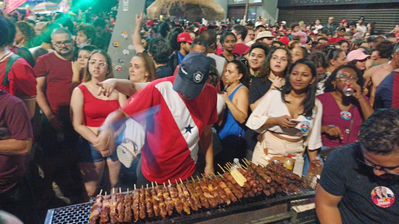 Ambulante vende churrasquinho na Paulista