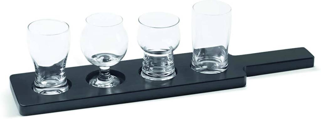 Tábua preta com espaço para quatro pequenos copos de formatos diferentes