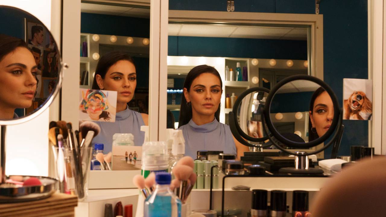 Mulher se encara no espelho