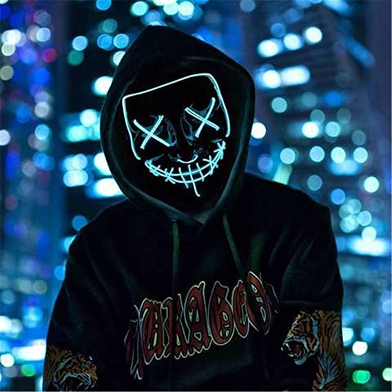 Pessoa de preto usa máscara sorridente de LED na cor azul