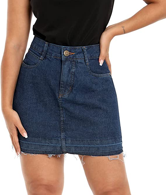 Modelo usa saia jeans escura de cintura alta