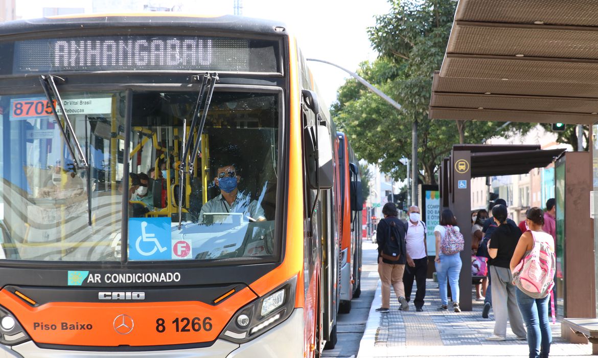 Usuários de transporte público e motoristas de ônibus usam máscaras de proteção contra covid-19 na rua da Consolação