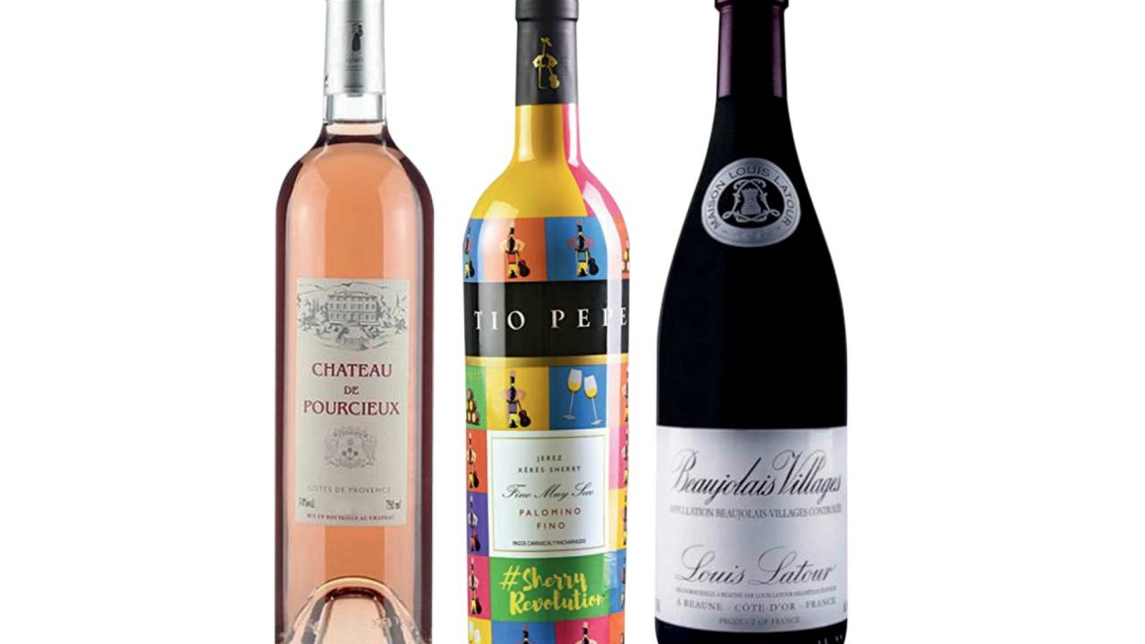 Três garrafas de vinho, uma de rosé, uma de jerez e um tinto