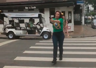 PF apreende armas da deputada Carla Zambelli após autorização do STF