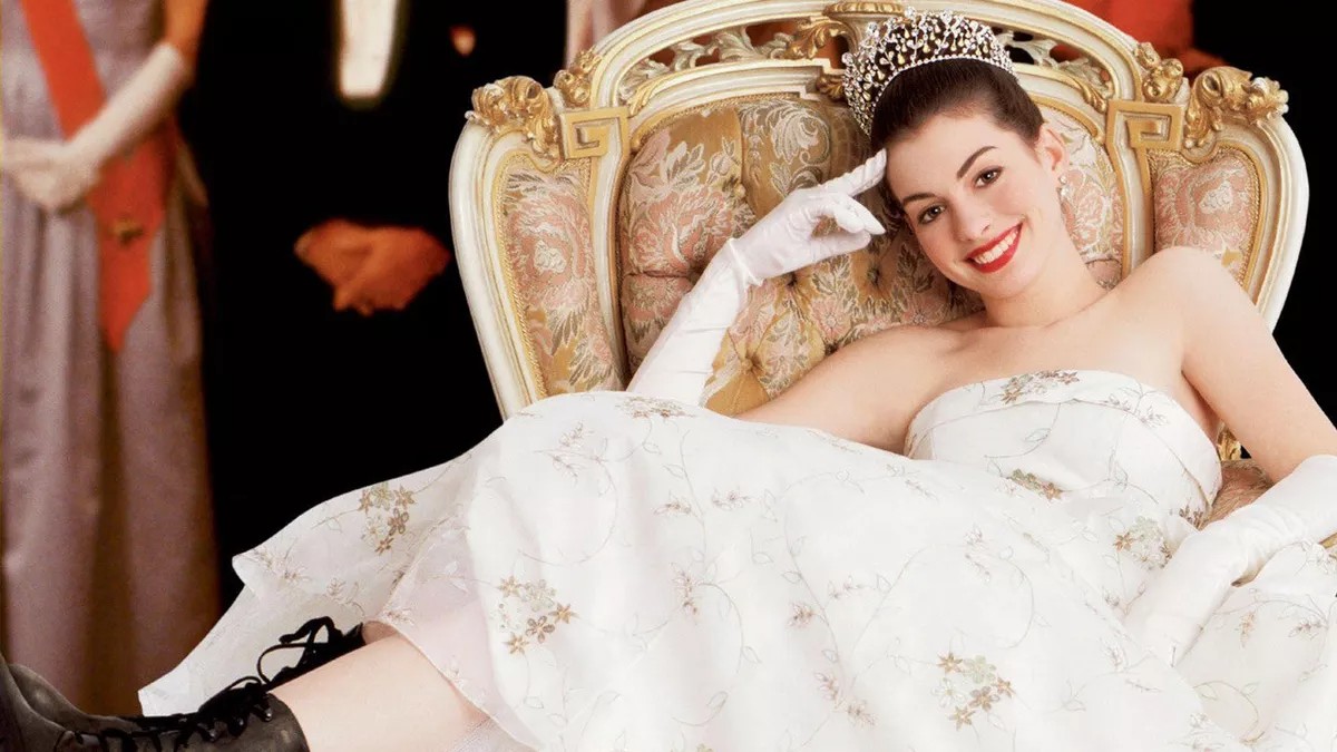 Anne Hathaway vestida de princesa com um vestido branco