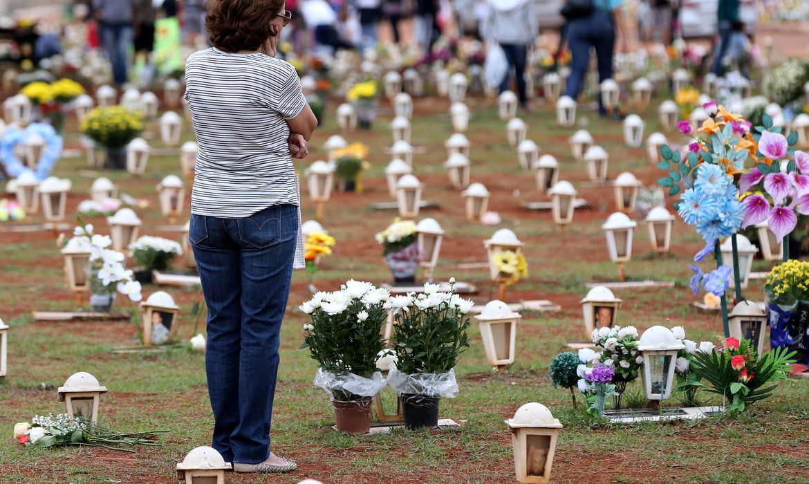 Brasília - Movimentação no Cemitério Campo da Esperança no dia de Finados