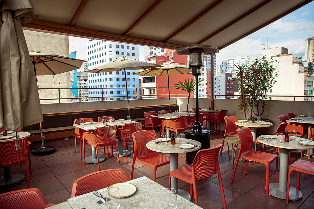 Imagem mostra ambiente de restaurante ao ar livre