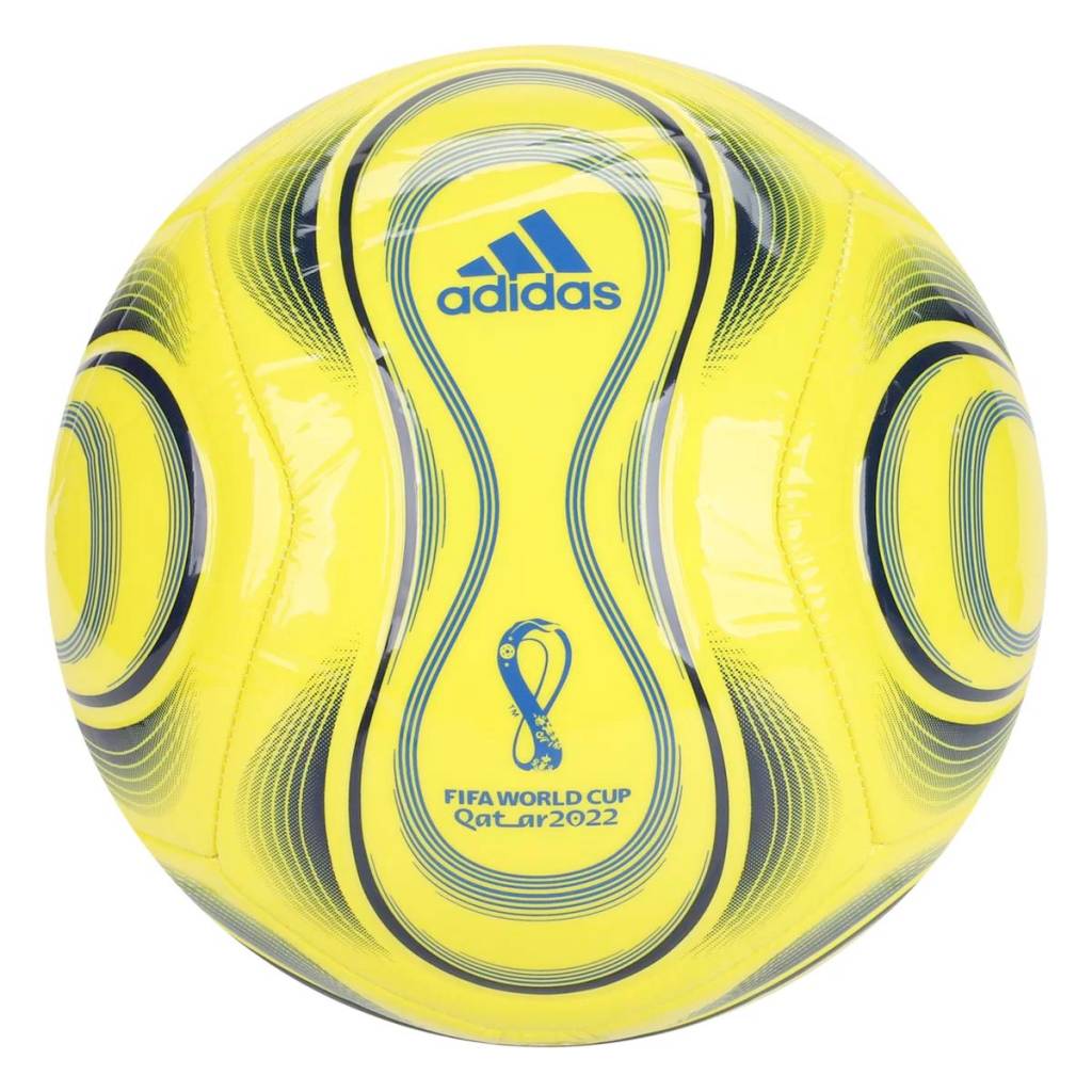 Bola de futebol amarela com detalhes azuis