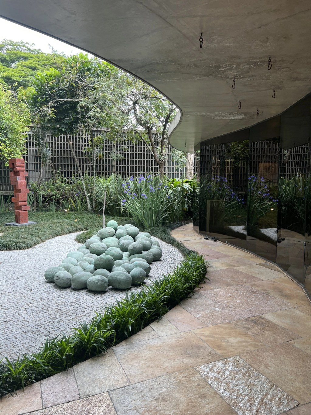 Casa projetada por Oscar Niemeyer em 1962 e que abriga a exposição ABERTO 1, em São Paulo.