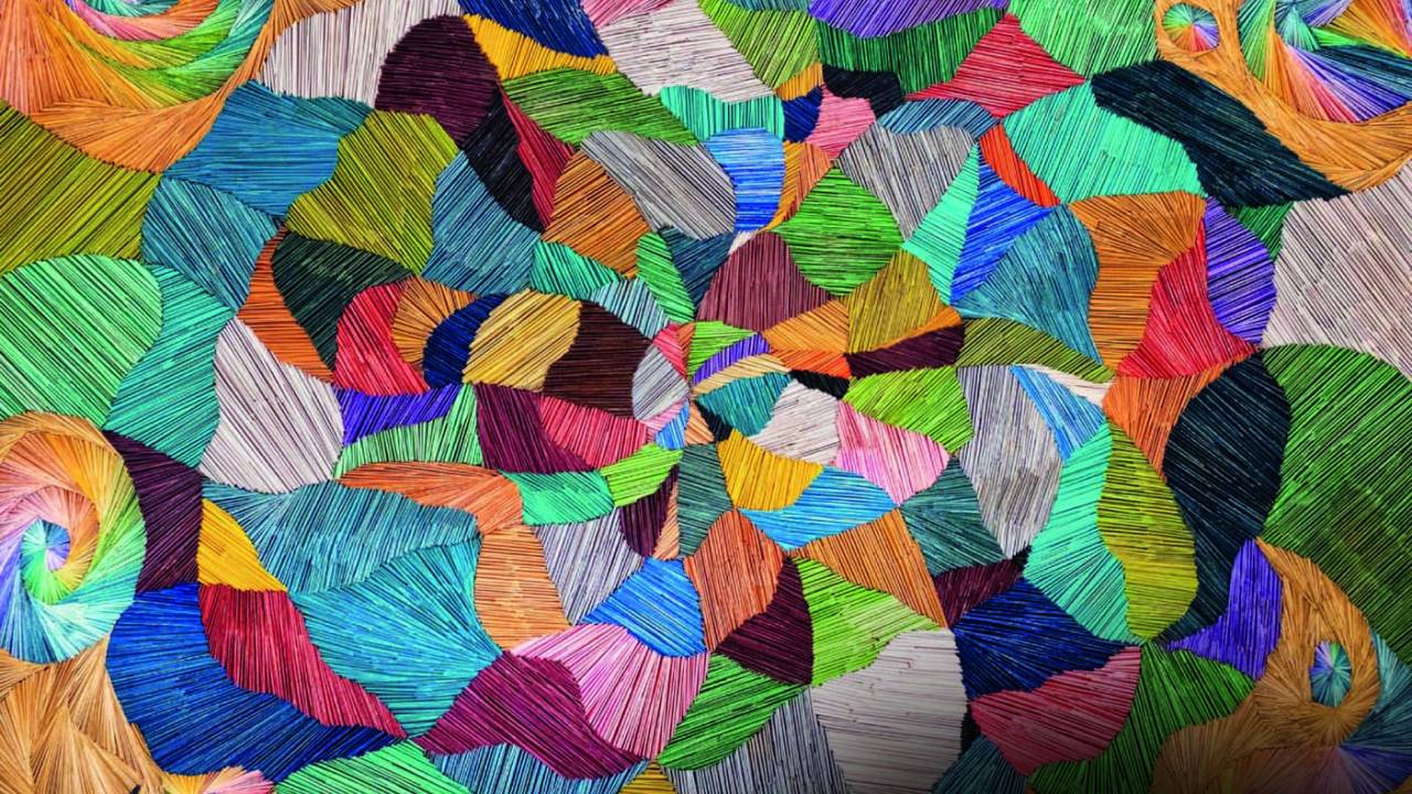Obra com mosaico colorido e abstrato em madeira