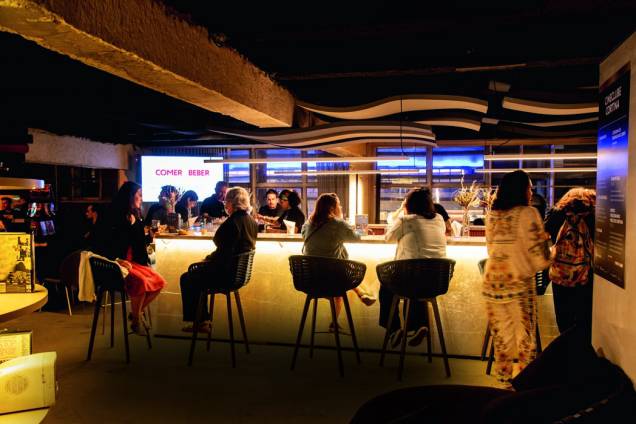 O espaço do Cineclube Cortina: projeto do arquiteto Pedro Luiz de Marqui com móveis Full House para CASACOR