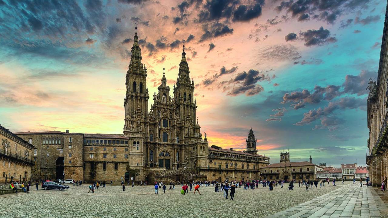 Visão panorâmica da Praça e da Catedral do Obradoiro, na Espanha