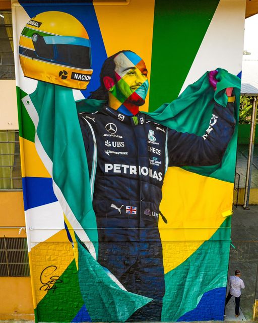 Mural feito por Kobra em homenagem a Lewis Hamilton ocupa uma das empenas cegas de prédio da escola Lasar Segall, na Vila Mariana