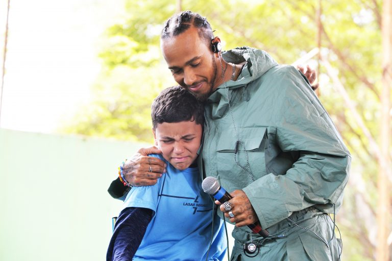 Hamilton abraça garoto que chorou ao lembrar que era hostilizado na escola em que estudava