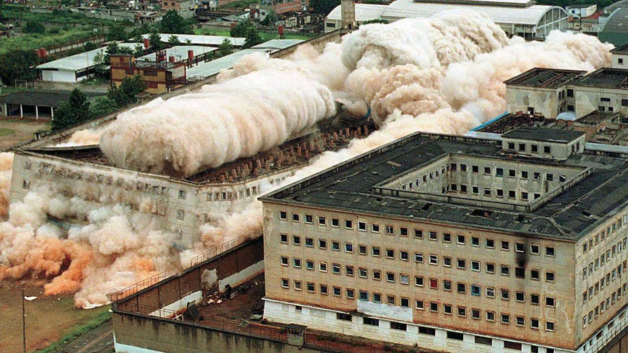 Implosão de três pavilhões desativados da Casa de Detenção do Complexo Penitenciário do Carandiru.