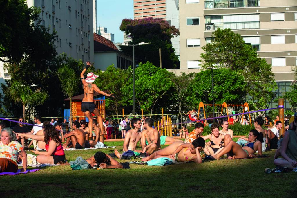Paulistanos tomam sol e praticam esportes no parque Augusta, região central de São Paulo