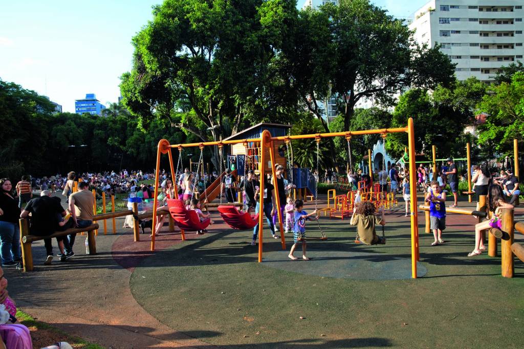 Crianças brincam em parquinho no Parque Augusta em um dia ensolarado