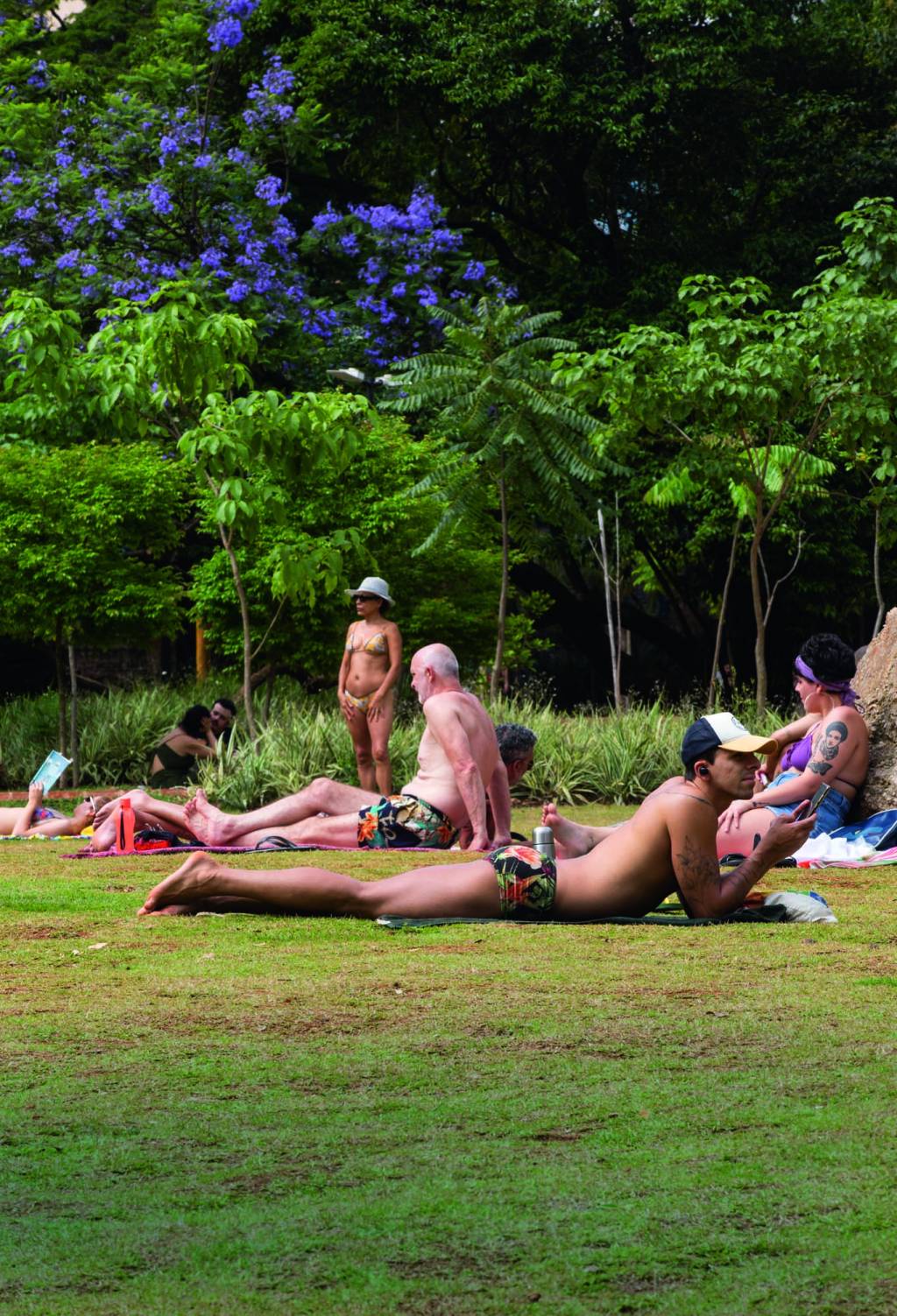 Paulistanos tomam sol e praticam esportes no parque Augusta, região central de São Paulo