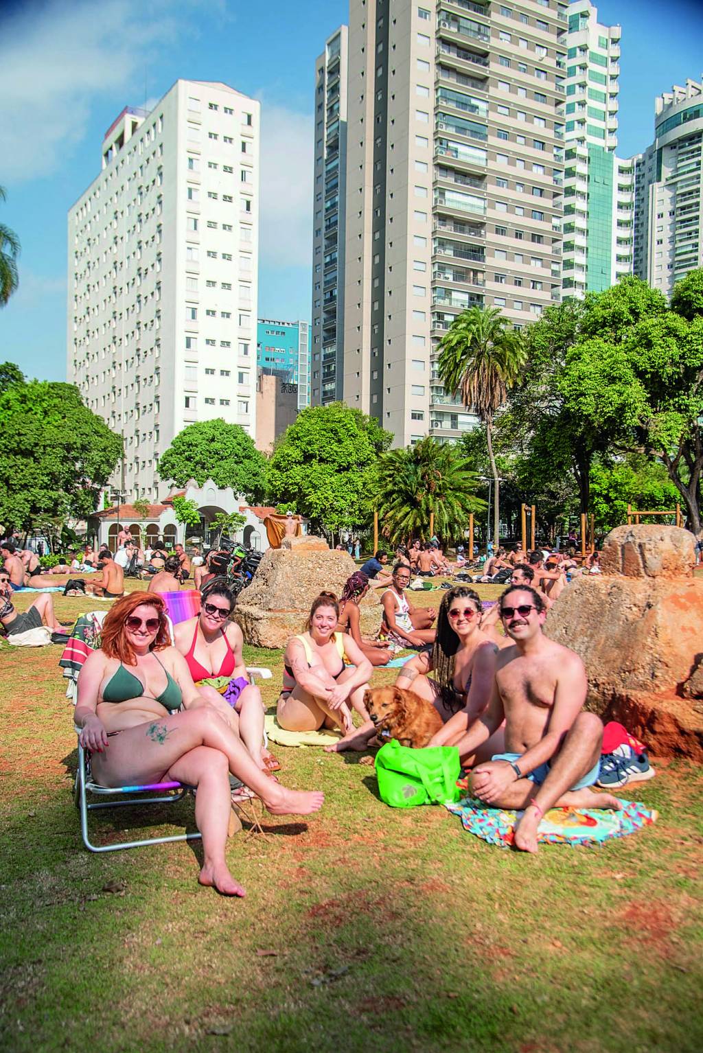 Grupo de amigos toma sol no Parque Augusta