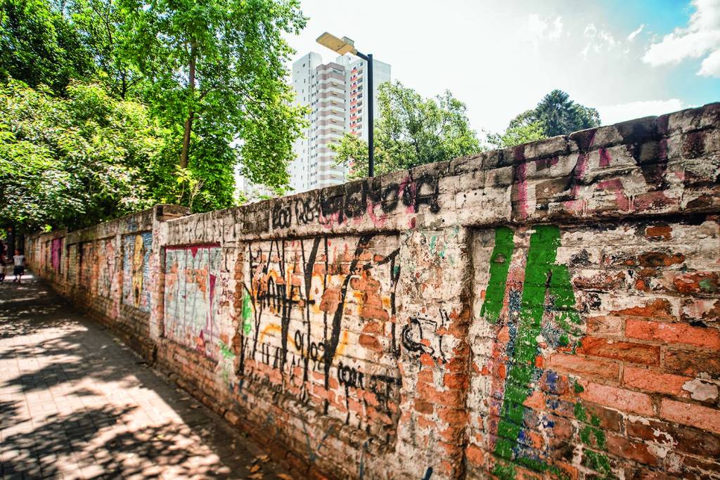 Muro que fica em volta do Parque Augusta