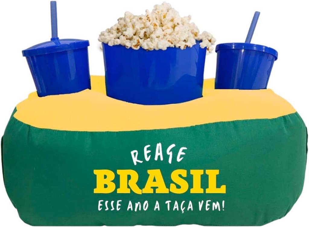 Almofada temática do Brasil com suporte para copos e balde de pipoca