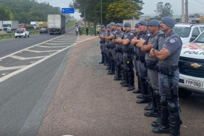 Policiais acompanham liberação da rodovia Dom Pedro, na altura do km 105, em Itatiba, no interior