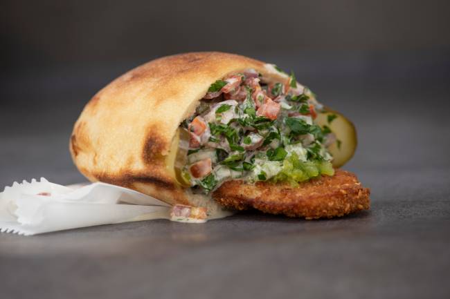 Sanduíche de shinitzel de frango no pita com homus e salada – Shuk Sanduíche de shinitzel de frango no pita com homus e salada - Shuk