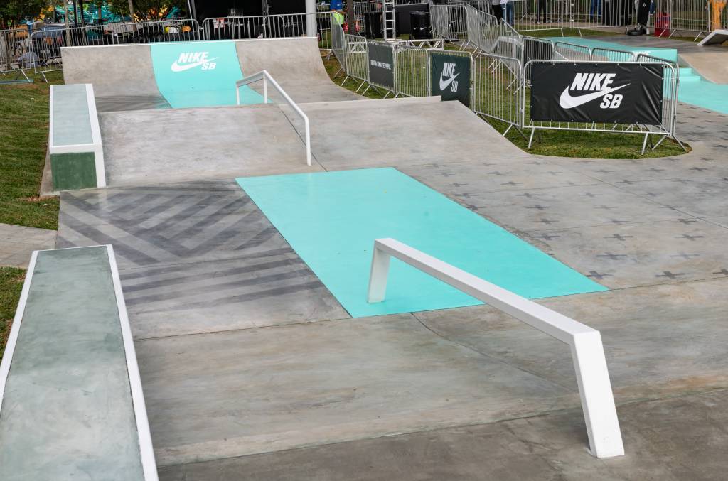 Skate Park – Nike Urbia (Pablo Vaz-Divulgação) (1) Foto de skate park com faixas azuladas e árvores ao fundo.