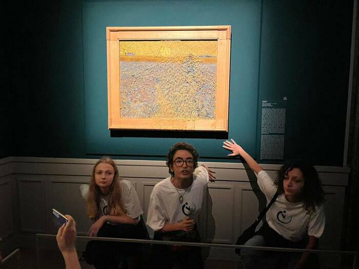 Ativistas climáticos jogaram sopa de ervilha na obra “O Semeador”, de Vincent van Gogh, exposta no Palazzo Bonaparte, em Roma (Itália),