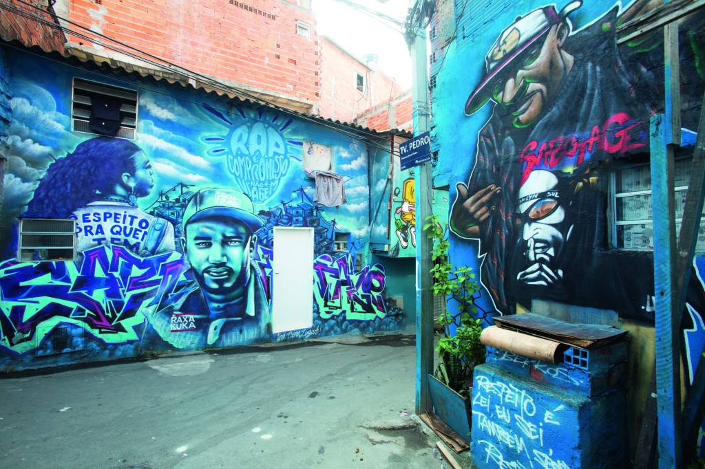 Imagem mostra paredes de favela com grafites azuis