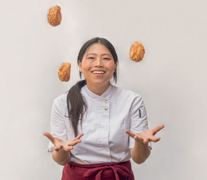 Retrato de Vivianne fazendo malabarismo com choux creams