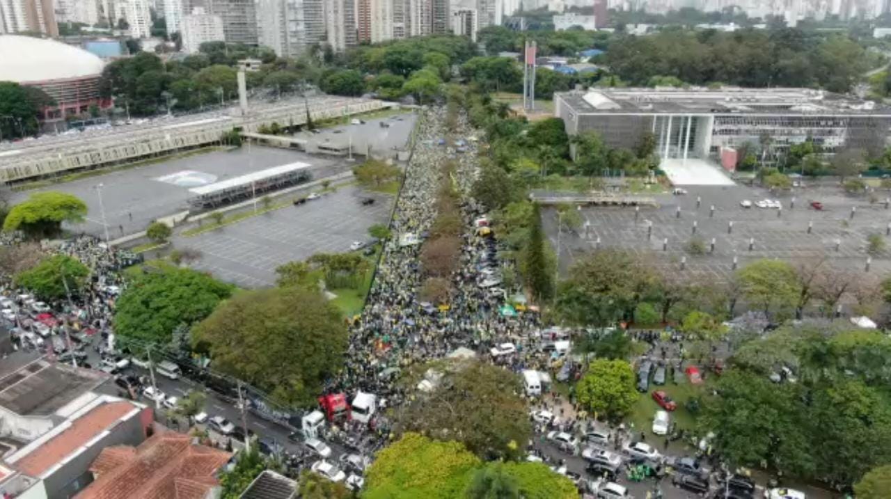 Foto aérea de manifestação que acontece na região do Parque do Ibirapuera
