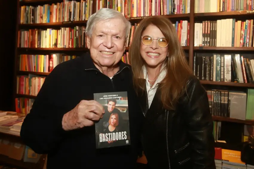 Boni em noite de autógrafos do livro Bastidores, com a autora Liège Monteiro