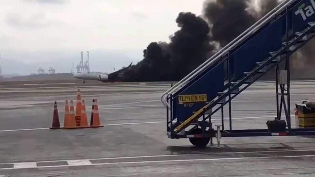 Avião da Latam colide e pega fogo no Peru.