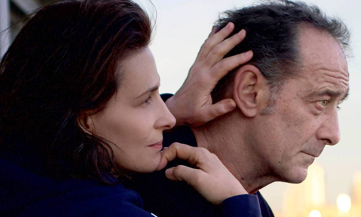 Homem e mulher olham o horizonte