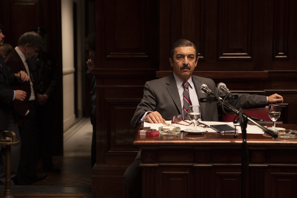 Homem de terno no tribunal
