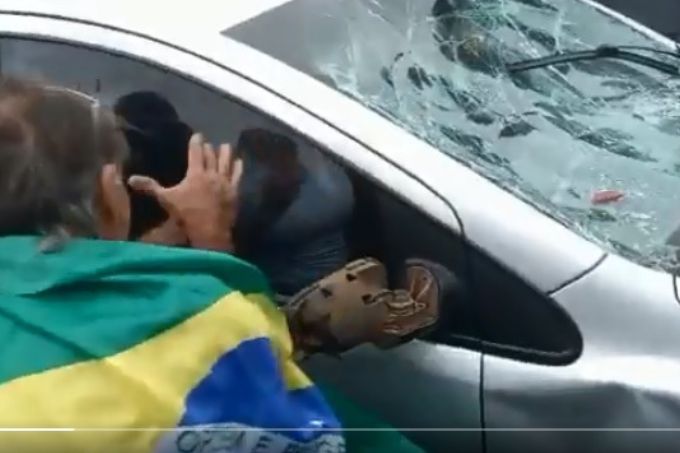Após grupo de sete manifestantes serem atropelados, bolsonaristas quebraram carro de motorista e o agrediram