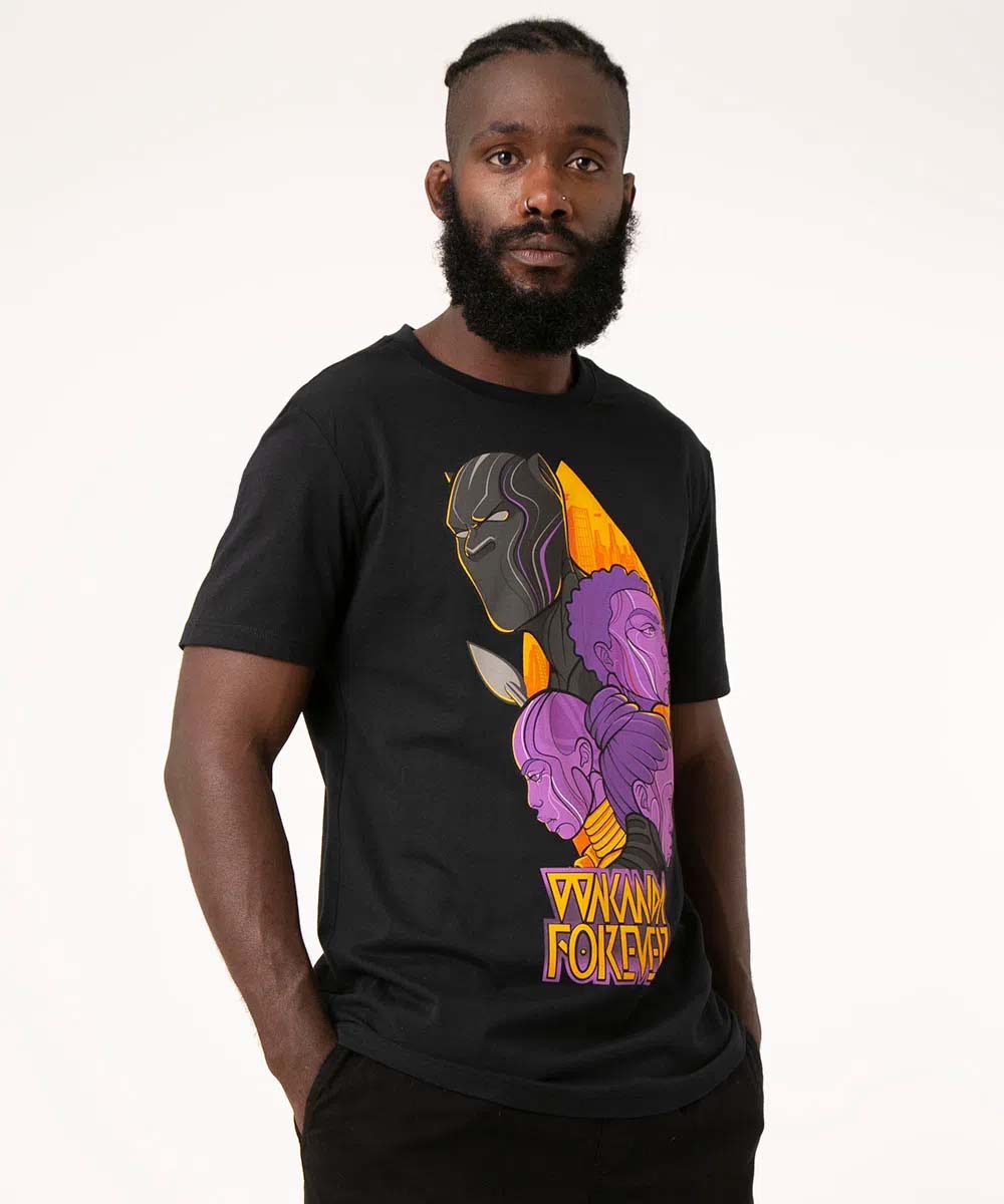 Modelo negro usa camiseta preta com estampa colorida com os personagens dos filmes de Pantera Negra