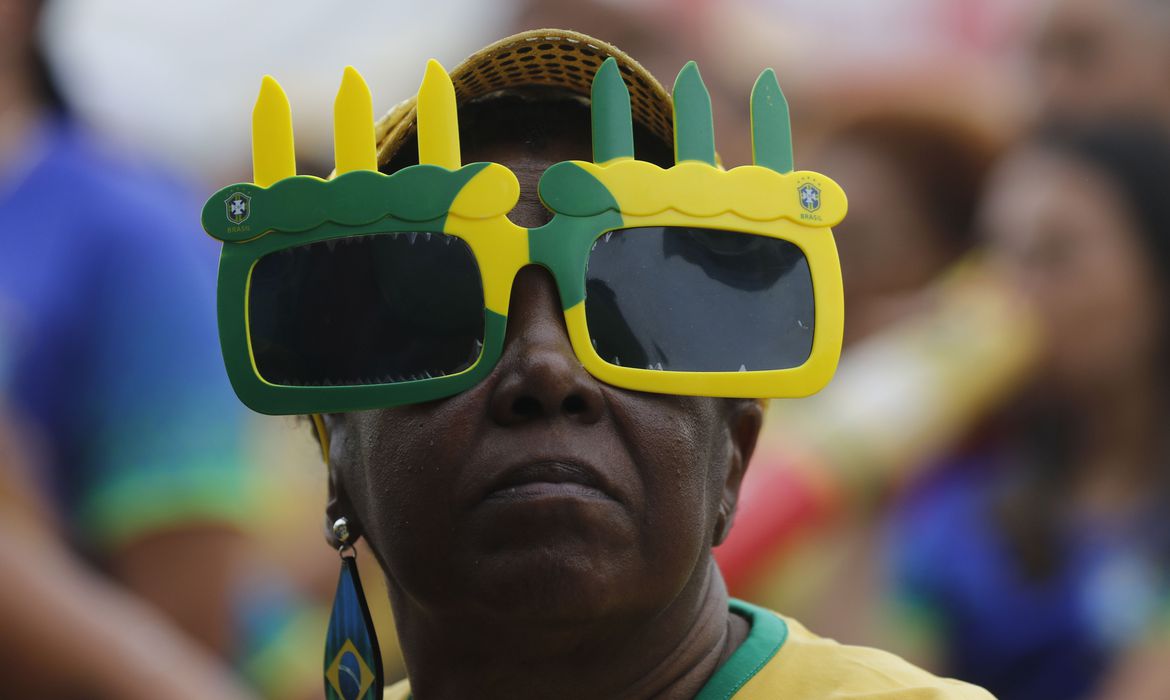 Torcedor assistindo à transmissão do jogo de estreia da seleção brasileira na Copa do Mundo 2022, contra a Sérvia, na Arena Brahma Fan Fest, em Copacabana.