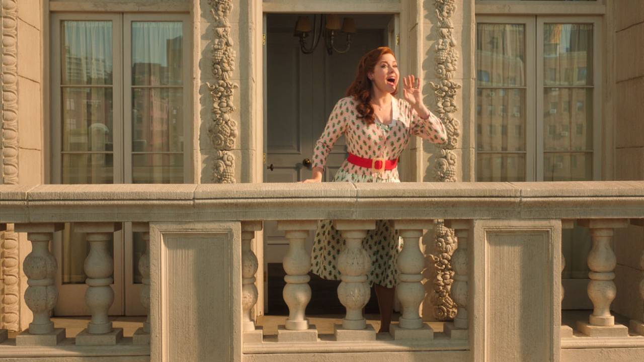 Amy Adams cantando em balcão, de vestido branco