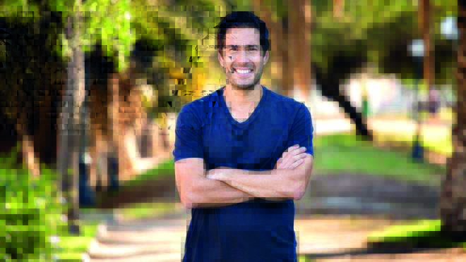 image1.jpg Imagem mostra homem de braços cruzados, sorrindo